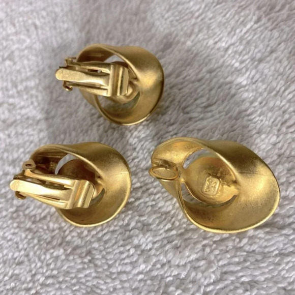 Vintage Brushed Gold Tone Clip On Earrings And Necklace Pendant Set - Picture 2 of 6